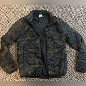 VS PINK camo lightweightht puffer jacketed. Never worn. Camo. XS